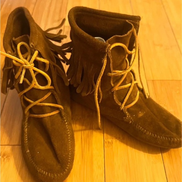 Brown suede Minnetonka lace up size 6 boots - Picture 3 of 4